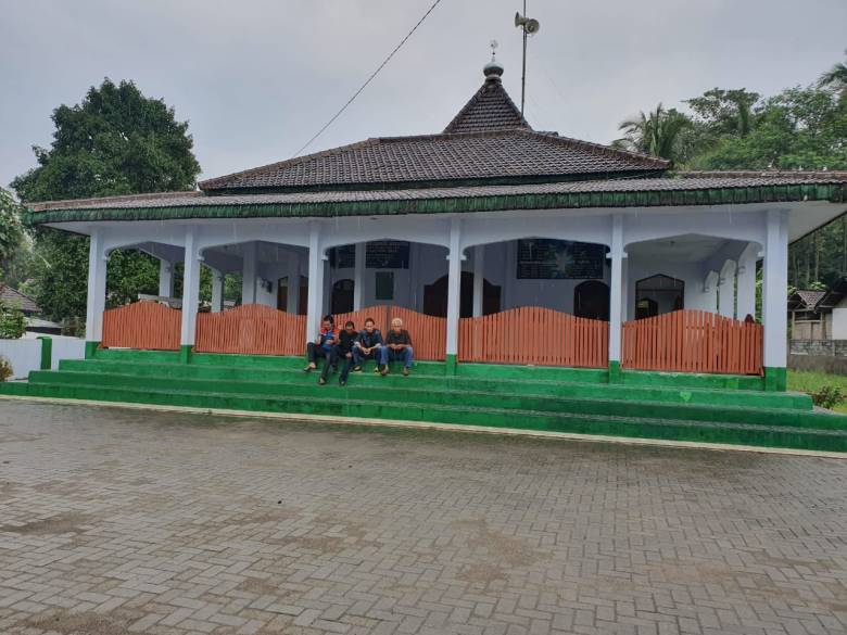 Harianto Badjoeri [41]:  Membangun Masjid di Lereng Gunung Kelud